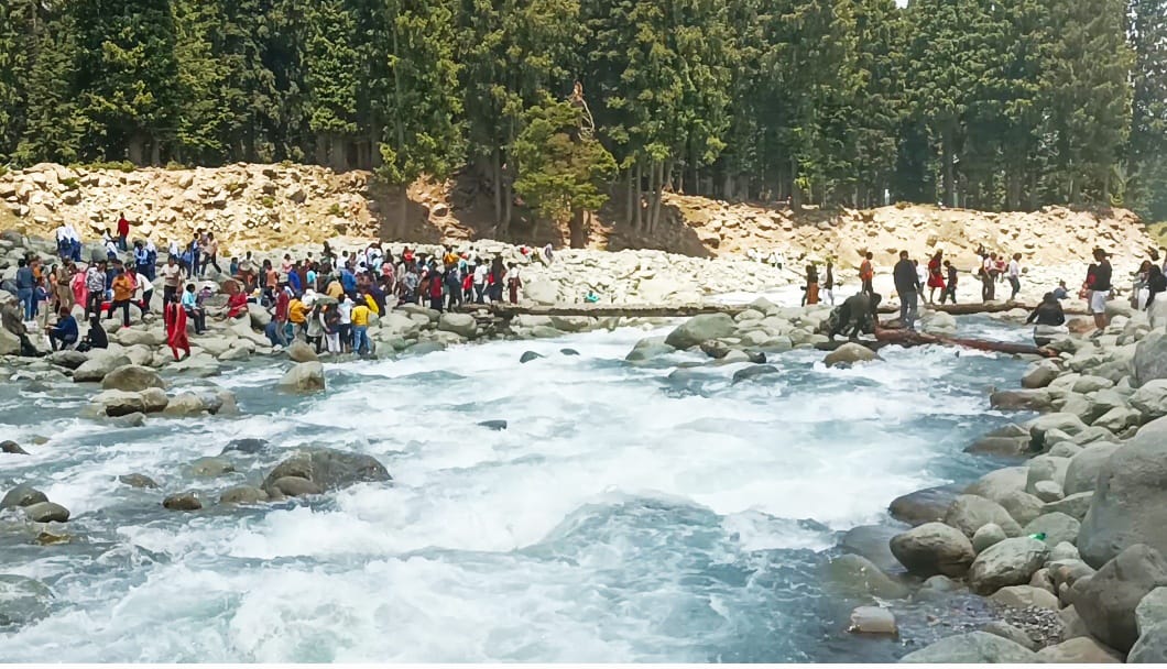 'A Tourist lost life, another injured after falling while taking a selfie in Doodhpathri, Budgam'